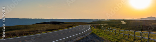 美しい夕焼け空と阿蘇大観峰風景 夕焼けの輝きとミルクロード 日本 Beautiful sunset sky and Aso Daikanbo scenery Sunset glow and milk road Japan