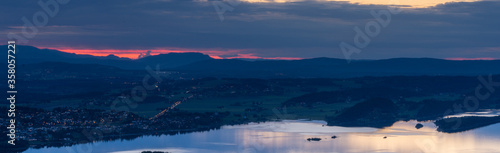 Zachód słońca nad Tyrifjorden zwanego Jezioro Tyri z punktu widokowego Kongens utsikt (królewski widok) 