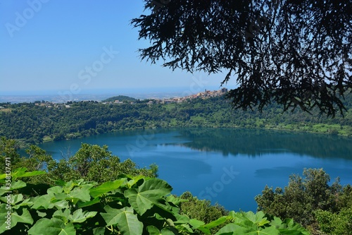 Castelli Romani, Roma, Italia-Lago di Nemi.Il lago Nemi visto da uno dei numerosi punti panoramici nell'omonimo borgo.