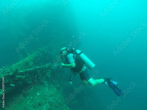 Plongeur sous marin dans une épave à Bali, Indonésie