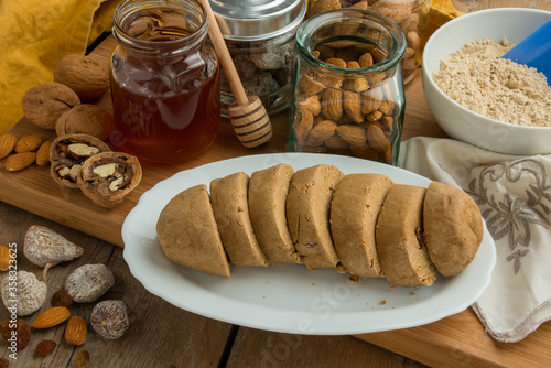 Bandeja con gofio amasado con miel y almendras, un producto alimenticio típico de las islas Canarias