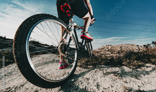 Bicicleta de montaña. Deporte y vida saludable. Deportes extremos. La bicicleta de montaña y el hombre. Estilo de vida, recreación y ocio deporte extremo al aire libre