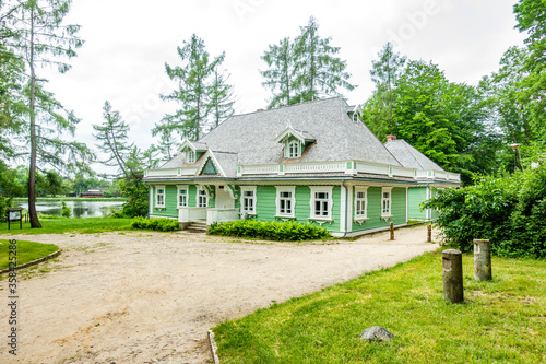 Białowieski Park Narodowy Białowieża Podlasie Drewniany dom stary architektura zieleń