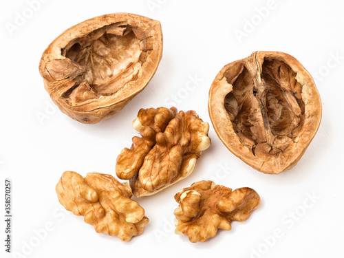 Nueces aisladas en fondo blanco