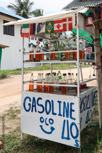 Paliwo, benzyna sprzedawane w butelkach kierowcom skuterów na wyspie w Tajlandii w Azji