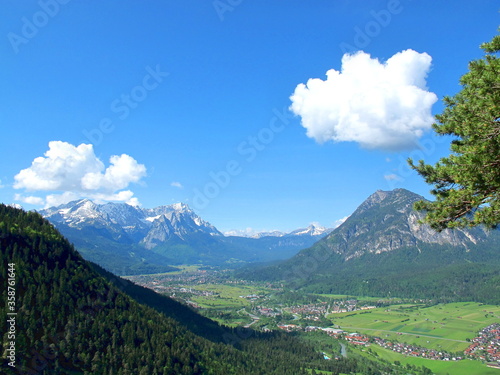 Zugspitze und Kramer vom Hohen Fricken, Farchant