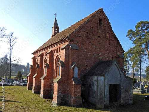 wybudowana w 1843 roku murowana katolicka kaplica cmentarna w miejscowosci Puchały na podlasiu w polsce