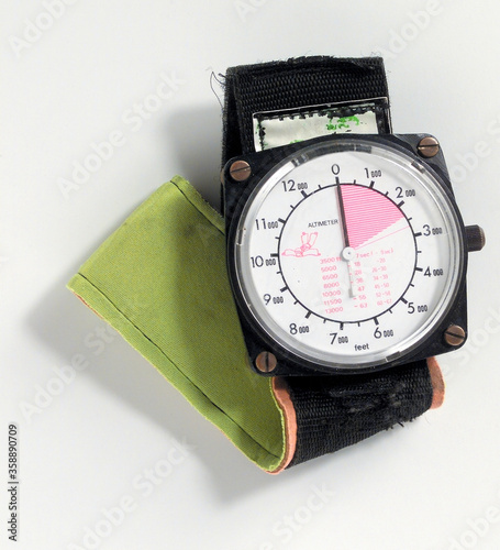 A pic of a very well worn altimeter 