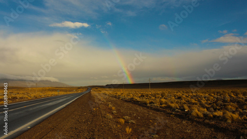 ruta de la patagonia con arcoiris