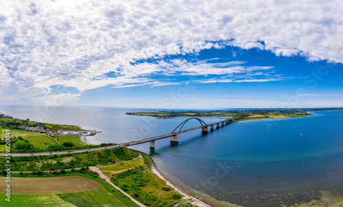 Die Fehmarnsundbrücke verbindet die schöne Insel Fehmarn mit dem Festland mit einem schönen Wolkenhimmel