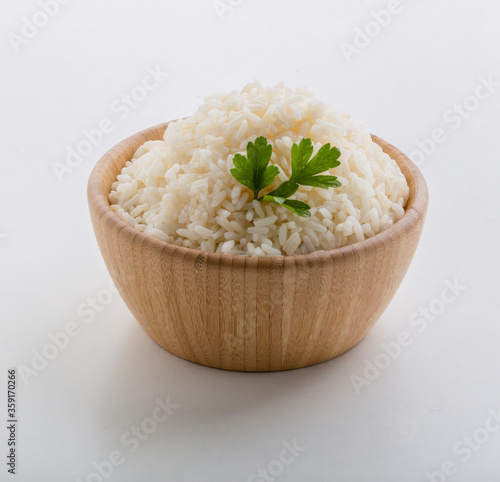 arroz cocido en bol de madera sobre fondo blanco. cooked rice in wooden bowl on white background.