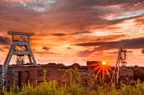 Zeche Ewald bei Sonnenuntergang mit Sonnenstern