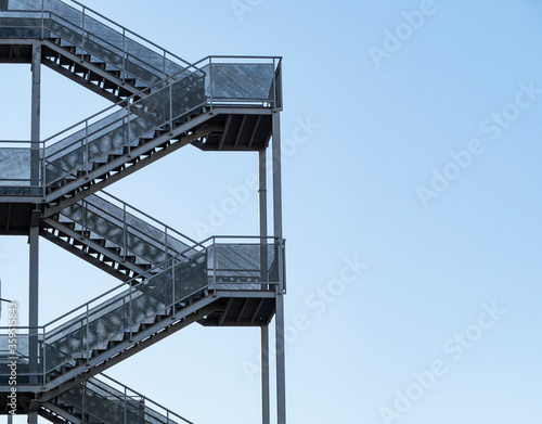 Escalera exterior metalica en un edifico comercial en Málaga 