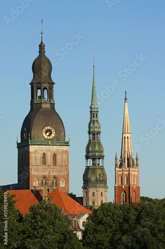 Łotwa, Ryga - widok na zabytkowe wieże kościołów.