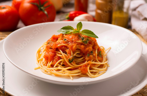 Delicioso prato de macarrão com molho de tomate.