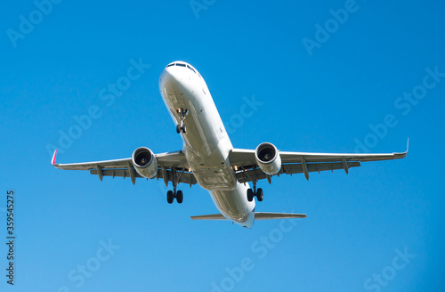 Avião aterrissando ou decolando com um lindo céu azul ao fundo