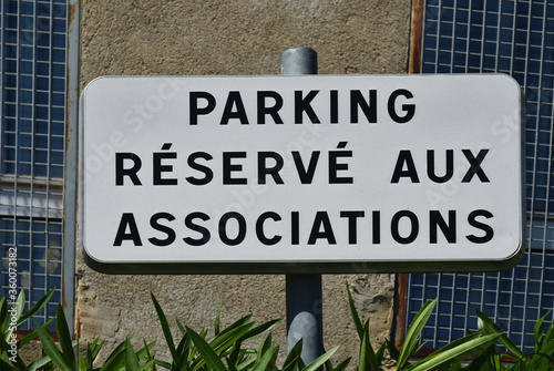 Panneau : parking réservé aux associations.