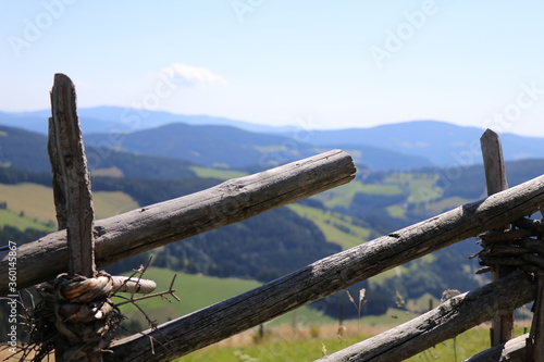 drewniane ogrodzenie z panoramą na wzgórza