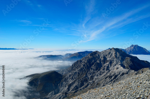 Montagne rocciose e nuvole basse