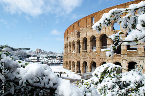 Neve intorno a Colosseo con lo sfondo dei Fori imperiali