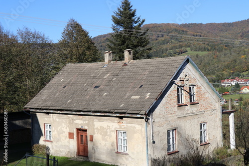 Widok na stary i zaniedbany wiejski budynek