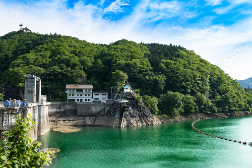 日本 新緑の栗駒ダム エメラルドグリーンの栗駒湖