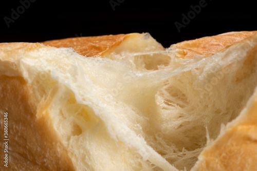 焼きたての食パンを半分に割る