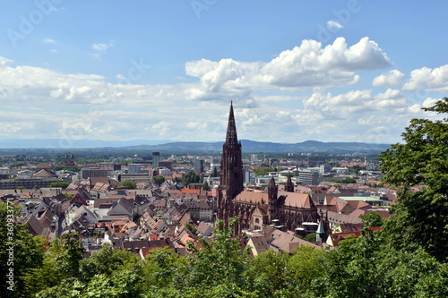Freiburg im Sommer unter Schönwetterwolken