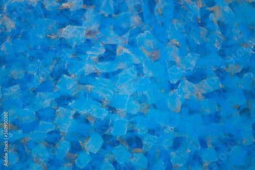 abstrakcyjni pomalowana ściana kilkoma odcieniami niebieskiego koloru. twożąca bardzo interesującą faktóre -nadającą się na tło