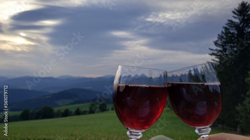 Wino w kieliszkach na tle zielonych wzgórz