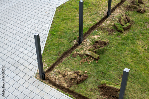 Zaun wird im Garten aufgestellt- Gartenbau und Gartenplanung