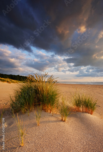 Krajobraz wybrzeża Morza Bałtyckiego,plaża w Kołobrzegu,Polska.