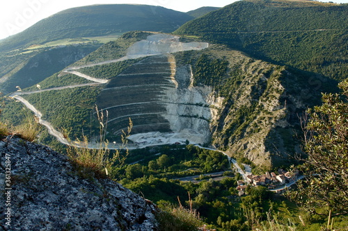 Cava di Campolarzo vista dall' Abbazia di San Benedetto di Sasso Latrone – Caldarola (MC)