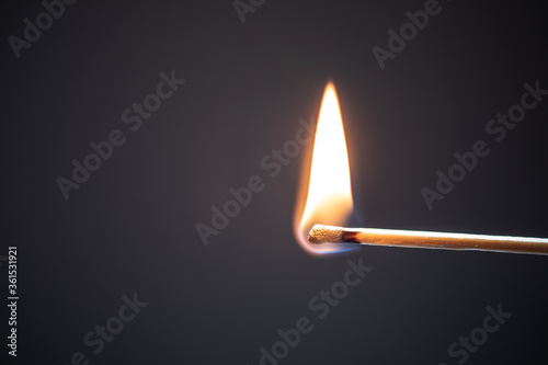 Streichholz brennt mit Flamme ab und verbiegt sich schwärzend nach oben