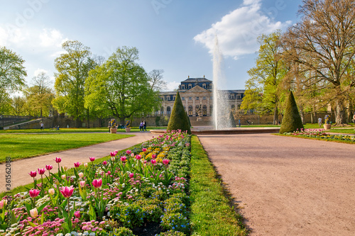 Die Barockstadt Fulda im Frühling. Im Schlosspark mit Blick auf die Orangerie. 