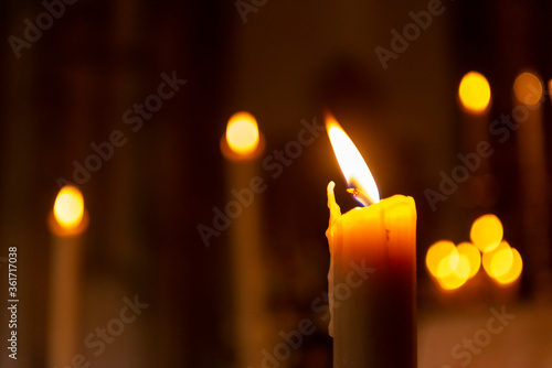 VELAS CÍRIO PASCUAL IGLESIA ILUMINADA CON VELAS 