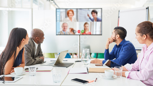 Videokonferenz auf Monitor bei Business Meeting