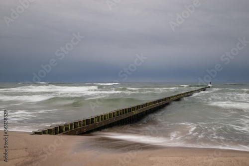 wzburzone morze i falochron palowy. Morze Bałtyckie plaża w Darłowie