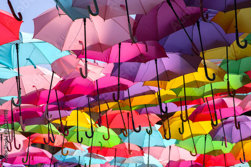 Francja , Prowansja , sierpień 2019 , parasolki w Aix en Provence