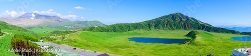 阿蘇山への道 美しい晴天と青空を背景に阿蘇草千里の風景 新緑と初夏の季節 パノラマ撮影 Road to Mount Aso Scenery of Aso Kusoseri against the background of beautiful clear sky Fresh green and early summer season Panoramic shooting