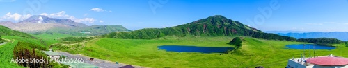 阿蘇山への道 美しい晴天と青空を背景に阿蘇草千里の風景 新緑と初夏の季節 パノラマ撮影 Road to Mount Aso Scenery of Aso Kusoseri against the background of beautiful clear sky Fresh green and early summer season Panoramic shooting