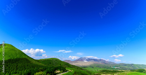 阿蘇山への道(Japan)美しい晴天と青空を背景に阿蘇山火口の風景新緑と初夏の季節パノラマ撮影Road to Mount AsoLandscape of Mt. Aso crater with beautiful clear sky and blue sky in the backgroundFresh green and early summer seasonPanoramic shooting