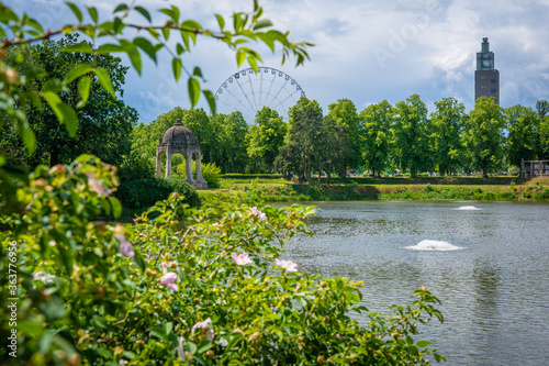 Riesenrad und Albinmüller Turm im Stadtpark Rotehorn in Magdeburg im Sommer