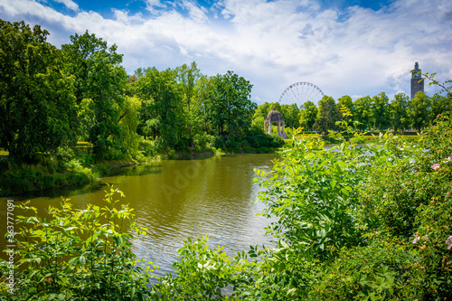 Riesenrad und Albinmüller Turm im Stadtpark Rotehorn in Magdeburg im Sommer