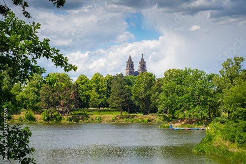 Stadtpark Rotehorn und Magdeburger Dom in Magdeburg im Sommer