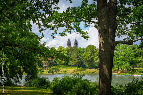 Stadtpark Rotehorn und Magdeburger Dom in Magdeburg im Sommer