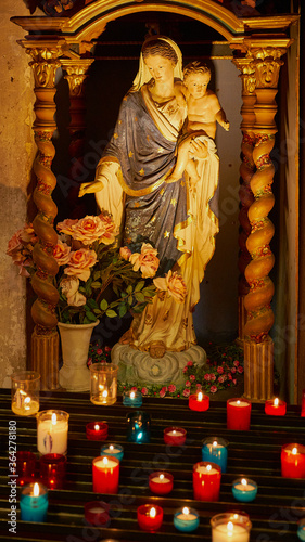 Maryja posąg wśród świec na ołtarzu