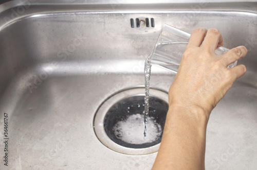 pour a spoon of baking soda and a glass of vinegar respectively into the drain of the sink, kitchen tips for effectively get rid of unpleasant smell