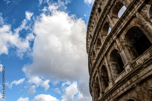 Coloseum na tle pochmurnego letniego nieba