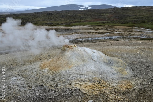 Fumarole -geothermische vulkanische Aktivität auf Island - Durch einen Schlot entweicht mit hohem Druck Wasserdampf von bis zu 600° überhitztem Wasser